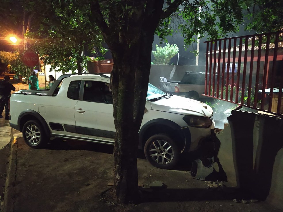 Ele teve ferimentos leves por não estar usando o cinto de segurança — Foto: PMMT