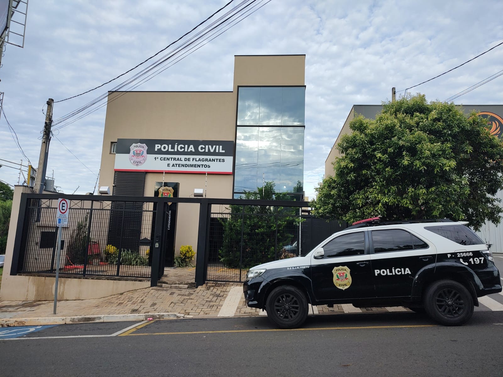 Mulher é presa suspeita ofender funcionária com termos racistas e arremessar pratos em casal no interior de SP