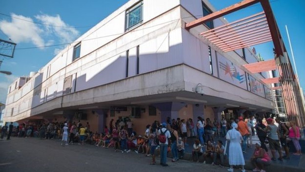 Segundo o jornal cubano independente 'El Estornudo', a polÃ­cia prendeu quem tirou fotos das filas nos supermercados, como aconteceu com o autor desta imagem â Foto: BELO PCRUZ / CORTESÃA EL ESTORNUDO