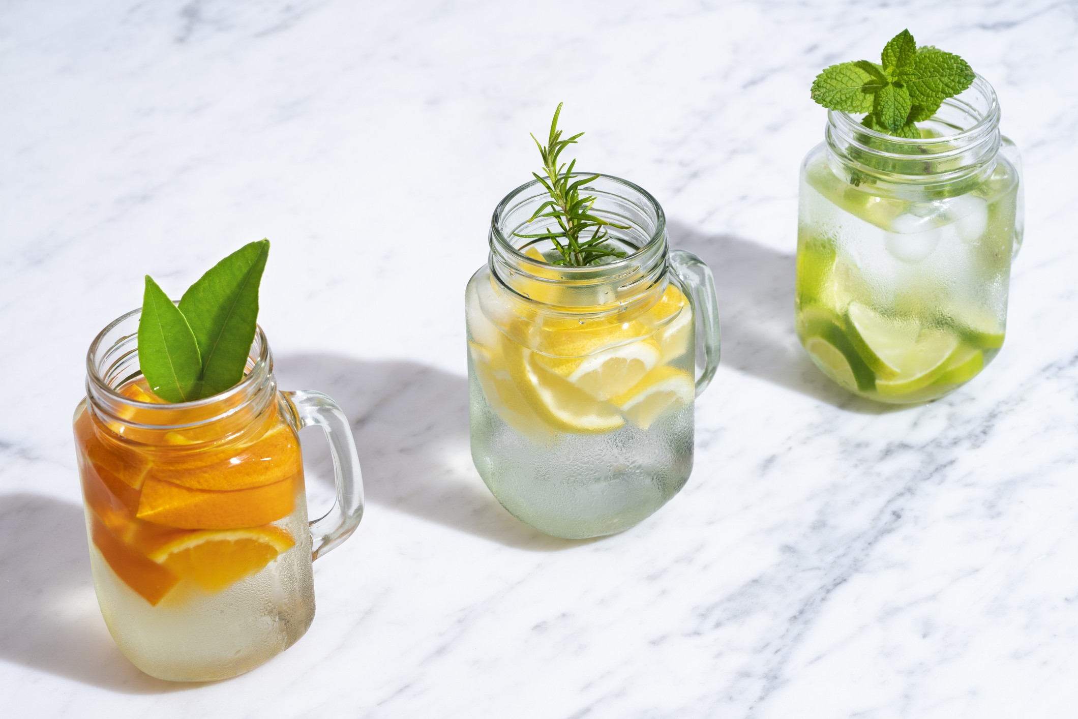 Citrus infused water non alcohol cocktails with orange, lemon and lime fruits (Foto: Getty Images)