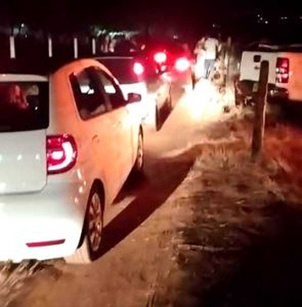 Fila de carros de formou na entrada da chácara em Rio Preto — Foto: Arquivo Pessoal