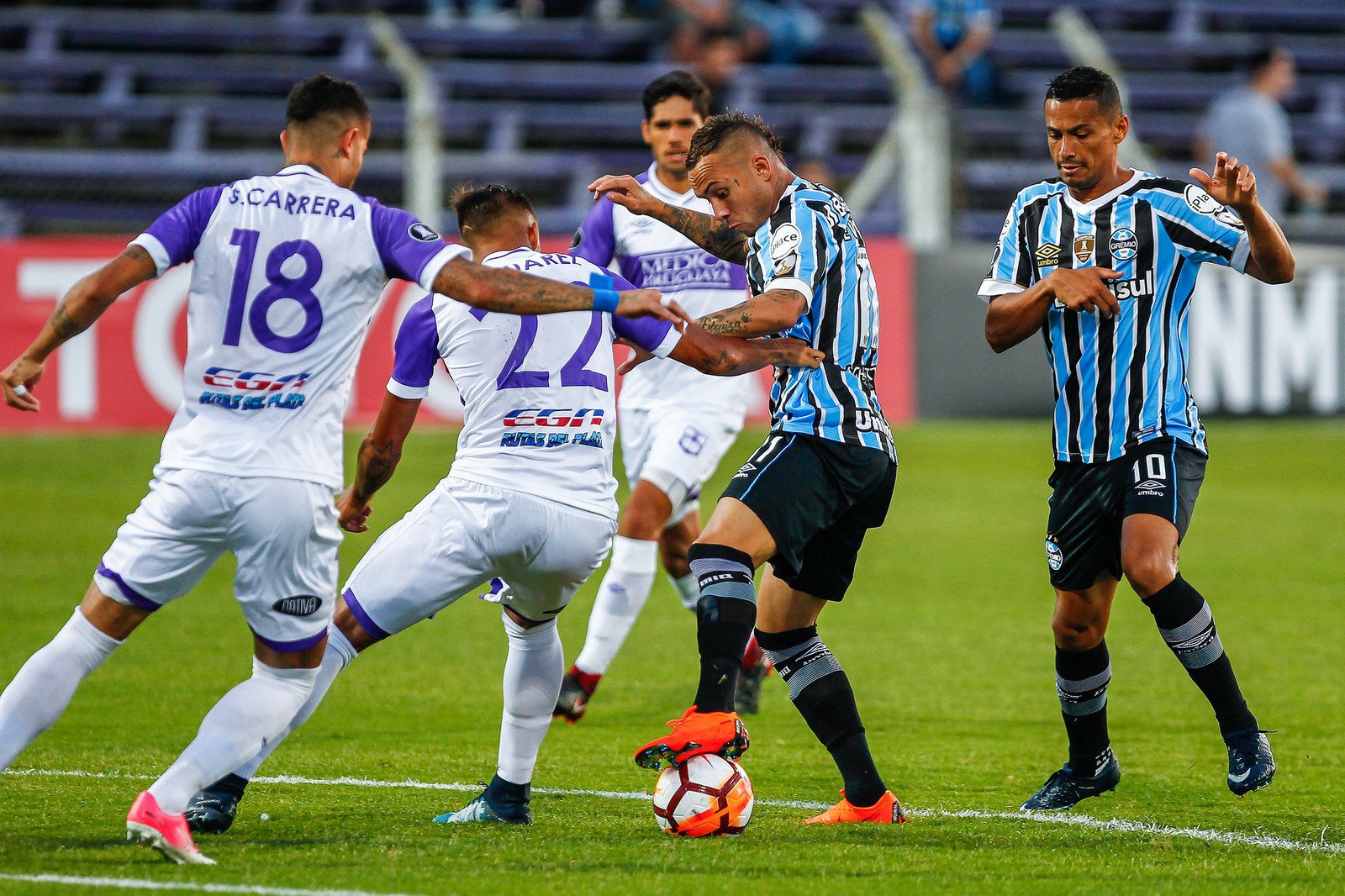 Grêmio continua na busca por um camisa 9