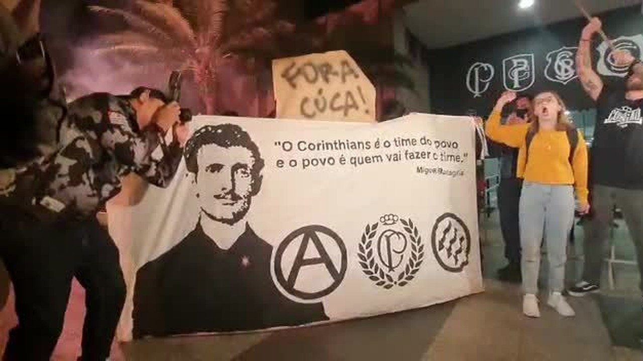 Torcedoras protestam no Corinthians contra a chegada de Cuca