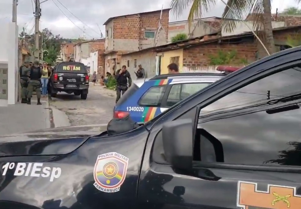 Policial militar mata ex-companheira a tiros e se mata, em Caruaru — Foto: Caruaru no Face/Divulgação