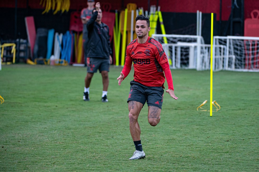 Michael tem chance de ser relacionado para encarar a LDU &mdash; Foto: Alexandre Vidal/Flamengo