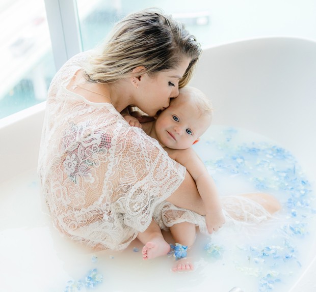 Karina Bacchi fez um ensaio numa banheira de leite com o filho Enrico (Foto: Leo Mayrinck)