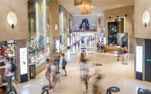 Restaurante Paris 6 Miami exibe obras de artista brasileira que foram  expostas no Museu do Louvre