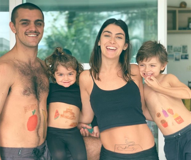 Felipe Simas com Mariana Uhlmann e os filhos (Foto: Reprodução/Instagram)