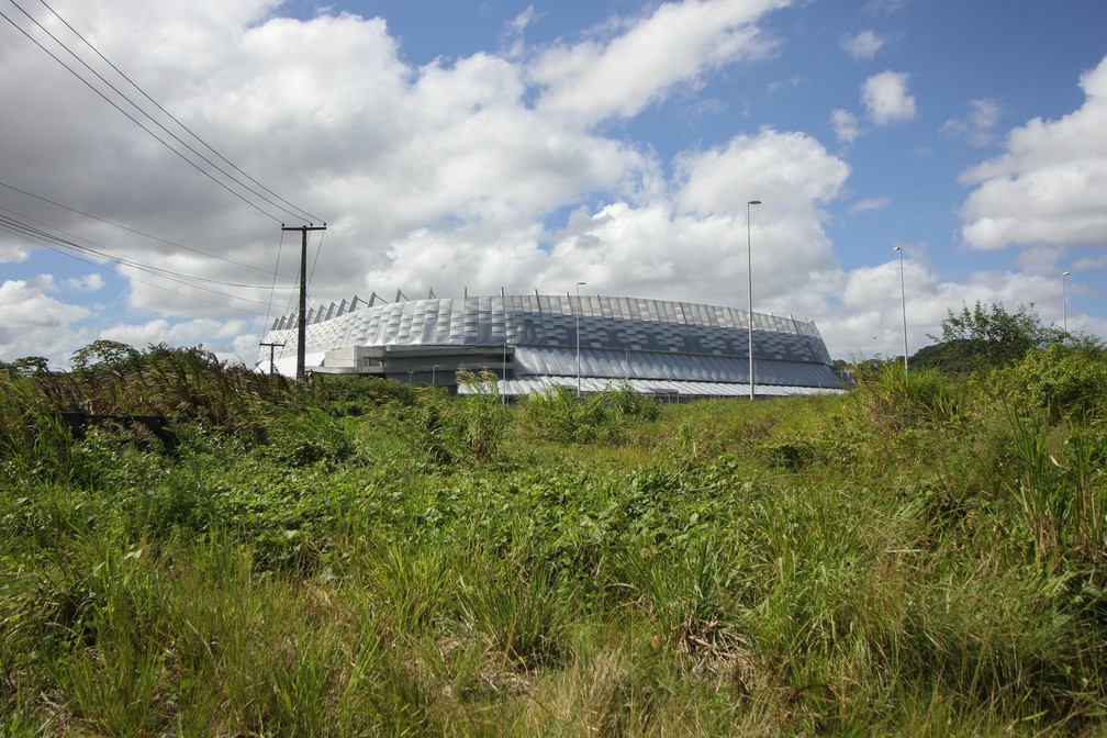 Em vez de Cidade da Copa, mato e entulhos rodeaim a Arena de Pernambuco, construída para o Mundial de 2014, em São Lourenço da Mata, no Grande Recife (Foto: Marlon Costa/Pernambuco Press)