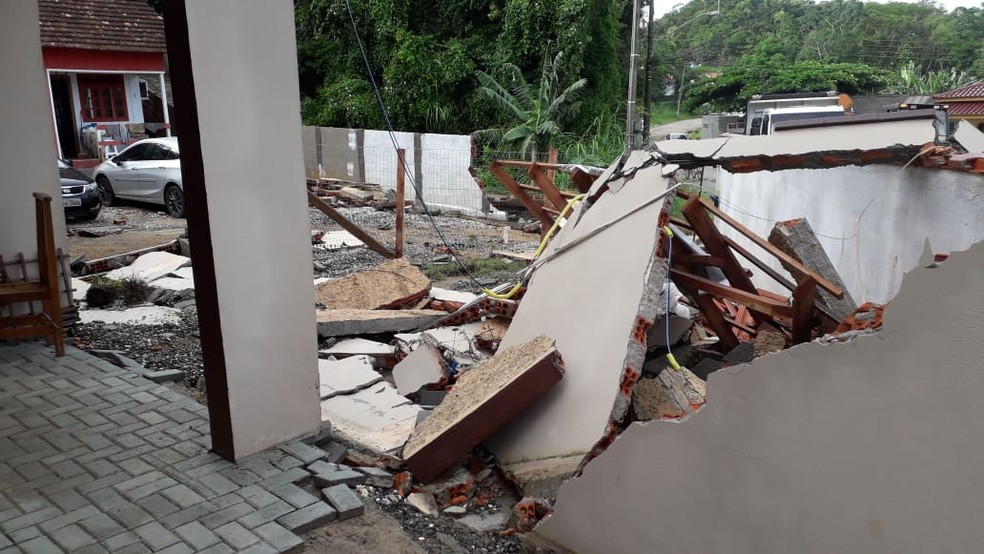 Ao menos cinco casas tiveram a estrutura comprometida em Penha â€” Foto: Defesa Civil/DivulgaÃ§Ã£o