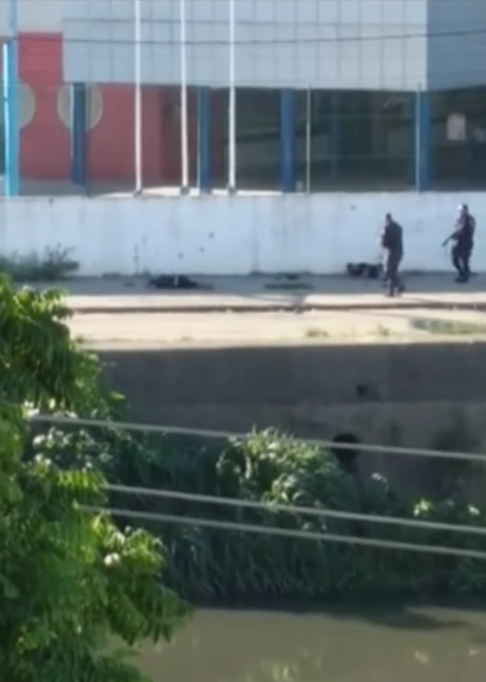 PMs foram filmados atirando em dois homens caídos (Foto: Reprodução/TV Globo)