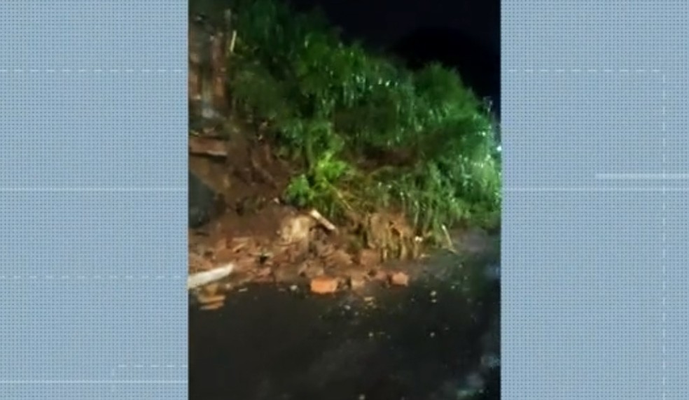 Deslizamento de terra na Estrada das Barreiras, em Salvador, na noite de quinta-feira (21) &mdash; Foto: Reprodu&ccedil;&atilde;o/TV Bahia