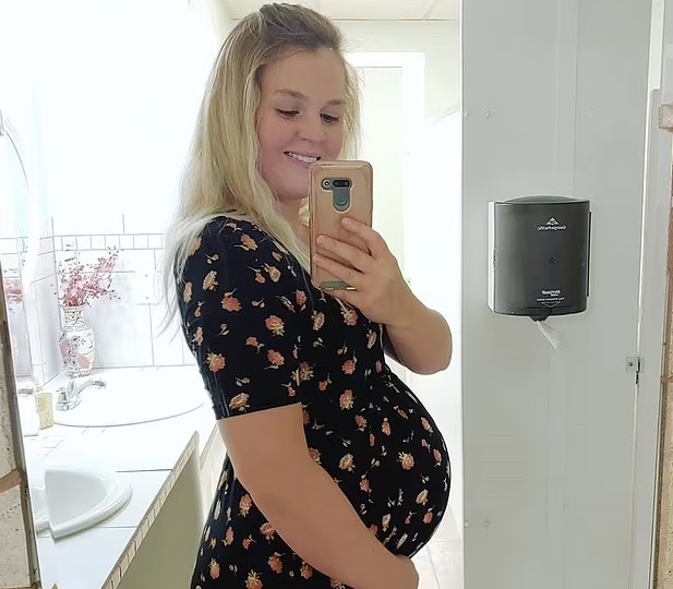 Courtney ainda grávida do último bebê (Foto: Reprodução/Daily Mail)