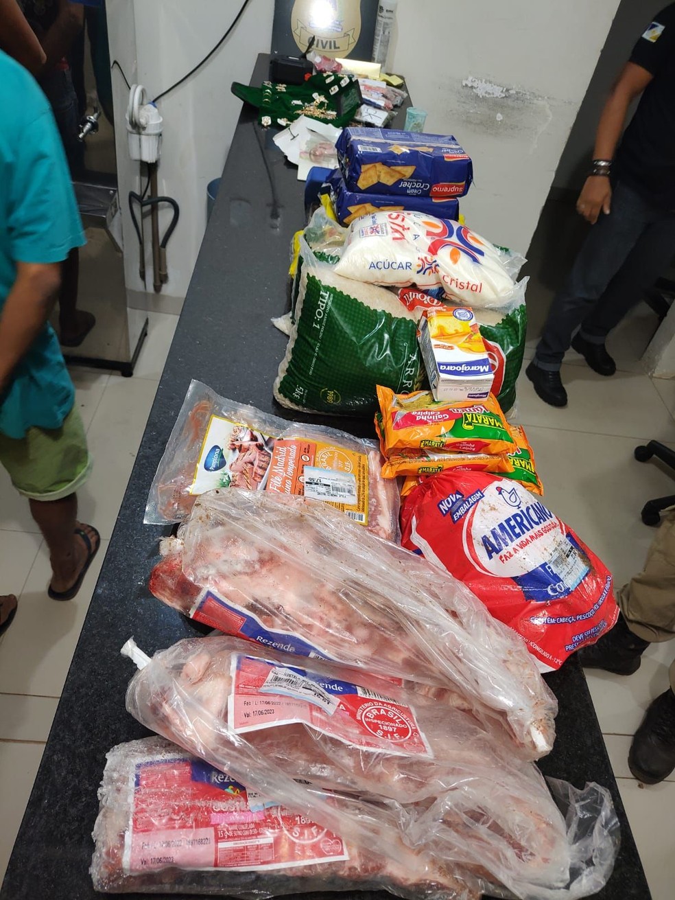 Criminosos também furtaram cortes de carne, alimentos e dinheiro — Foto: Divulgação