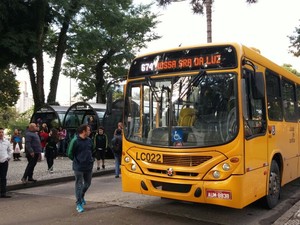 Motoristas e cobradores de ônibus de Curitiba protestam na Praça Rui Barbosa (Foto: Sindimoc / Divulgação)