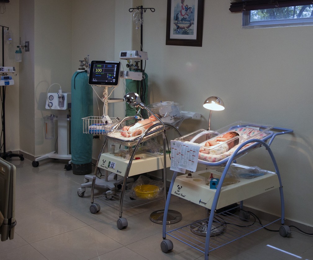 Rec&eacute;m-nascidos com Covid-19 s&atilde;o mantidos em UTI neonatal em cl&iacute;nica particular de Santiago de los Caballeros, na Rep&uacute;blica Dominicana, no dia 31 de julho. &mdash; Foto: Erika Santelices / AFP