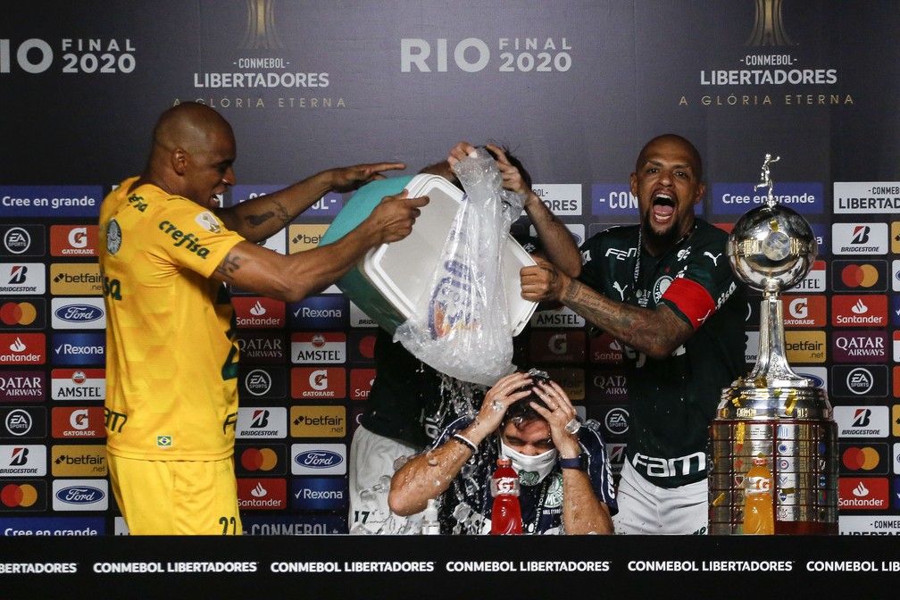 Jogadores do Palmeiras d&atilde;o banho em Abel Ferreira &mdash; Foto: Staff Images/Conmebol