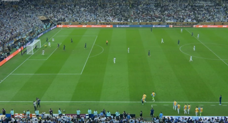 Antes de Messi pegar o rebote de Lloris, dois reservas da Argentina já haviam entrado em campo no Estádio Lusail