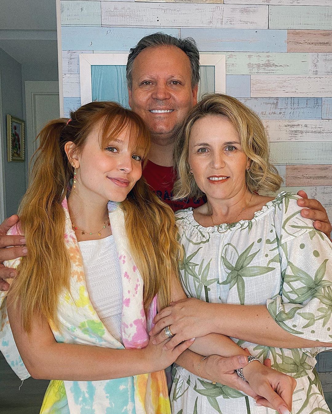 Larissa Manoela com os pais, Silvana e Gilberto (Foto: Reprodução/Instagram)