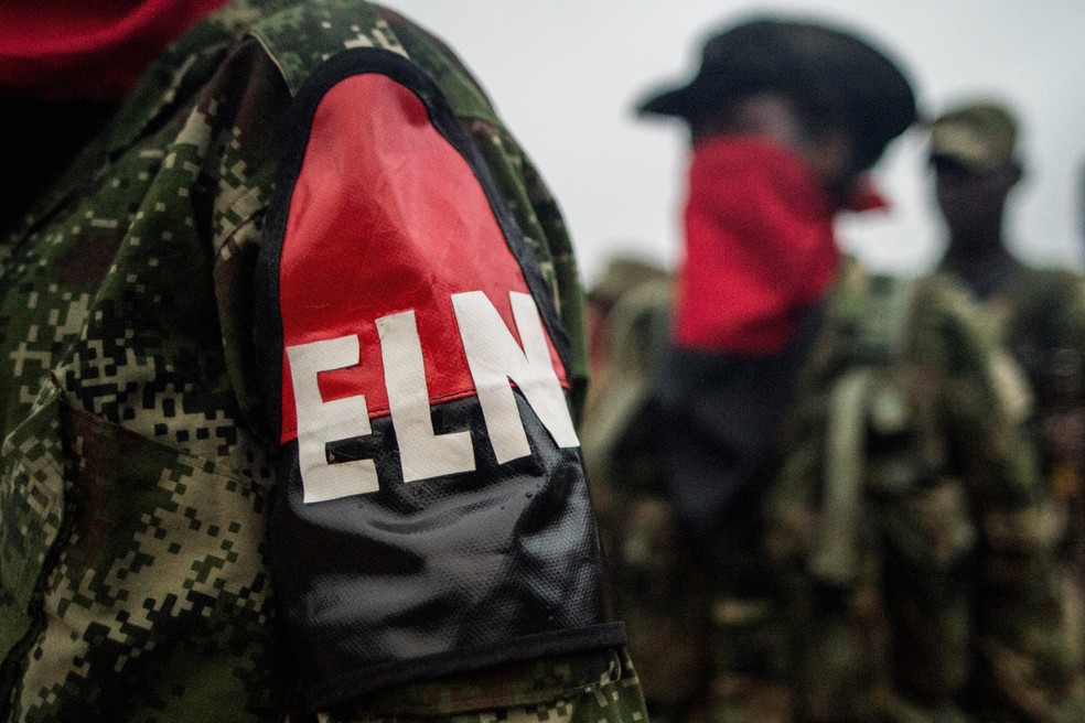 Foto de arquivo mostra integrantes da guerrilha (ELN) em um campo de treinamento às margens do rio San Juan, na Colômbia (Foto: Luis Robayo/AFP/Arquivo)