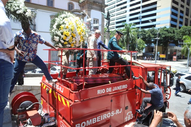 Corpo de Wagner Montes deixa a ALERJ, no Rio de Janeiro, em carro de bombeiro (Foto: Daniel Pinheiro/AgNews)