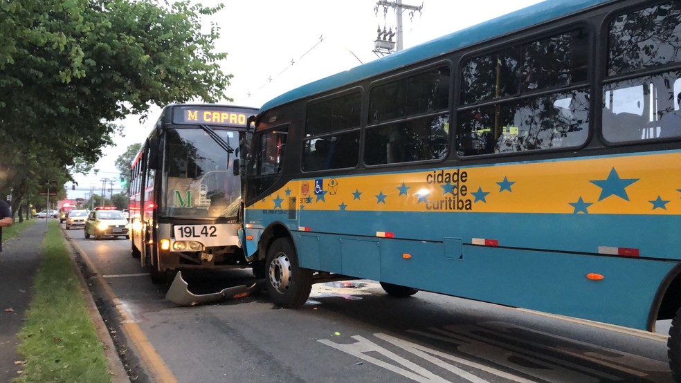 Três crianças e dois adultos ficam feridos após dois ônibus baterem de frente, em Curitiba — Foto: Jurandir Chaves/RPC