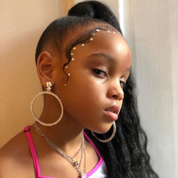 Com a ajuda da mãe, essa menina de 7 anos recria cabelos icônicos de celebs  | Cabelo | Glamour