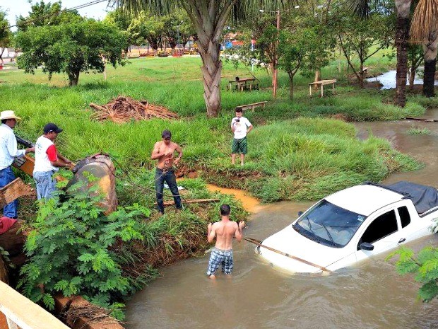 Carro caiu dentro do Rio Cristalino neste domingo (Foto: Vagner Novaes/ Arquivo pessoal)