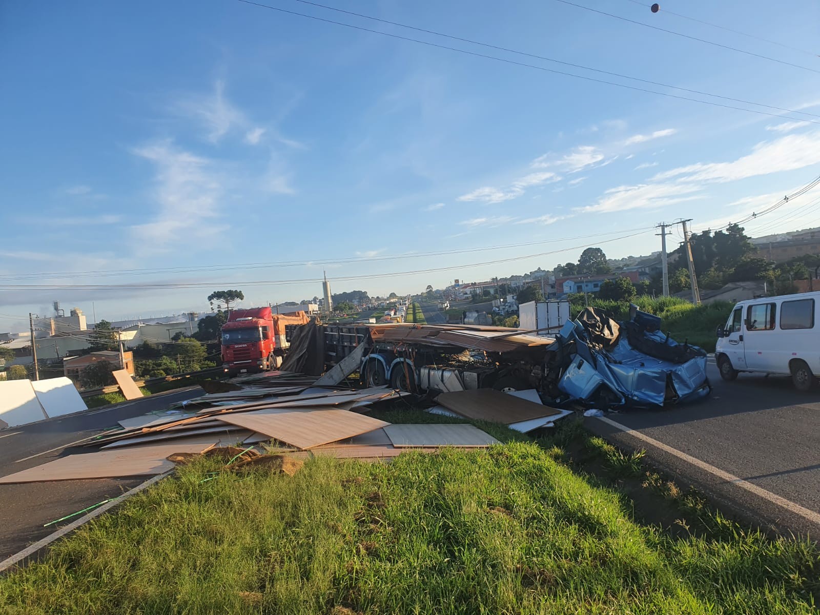 Acidente entre 2 caminhões deixa ferido e carga espalhada na pista na PR-151, em Ponta Grossa