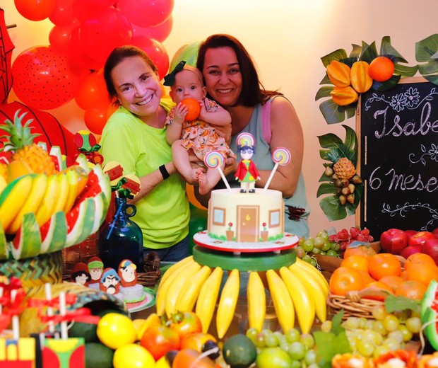 Regina Duarte posa com a neta Isabel e outra familiar em festa para comemorar os seis meses da bebê (Foto: Tati Chaves/Divulgação)