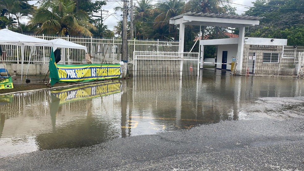 Muro da Base Aeronaval de São Pedro da Aldeia caiu com a força da água. — Foto: Redes Sociais