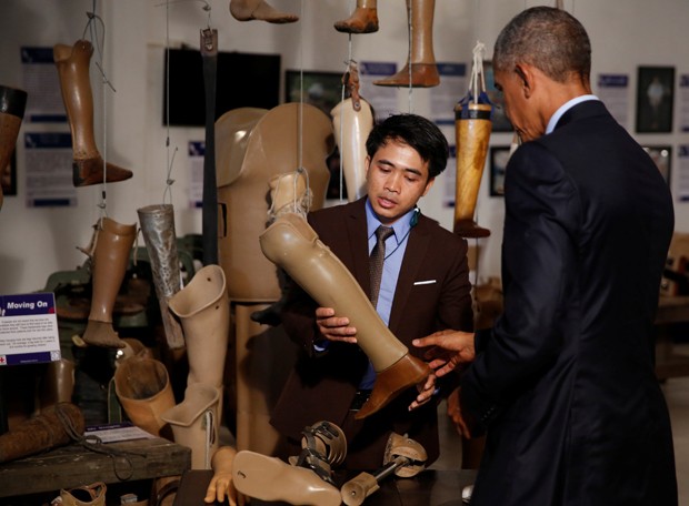 Presidente americano, Barack Obama, visitou ONG que fornece próteses a mutilados por bombas (Foto: Jonathan Ernst/Reuters)