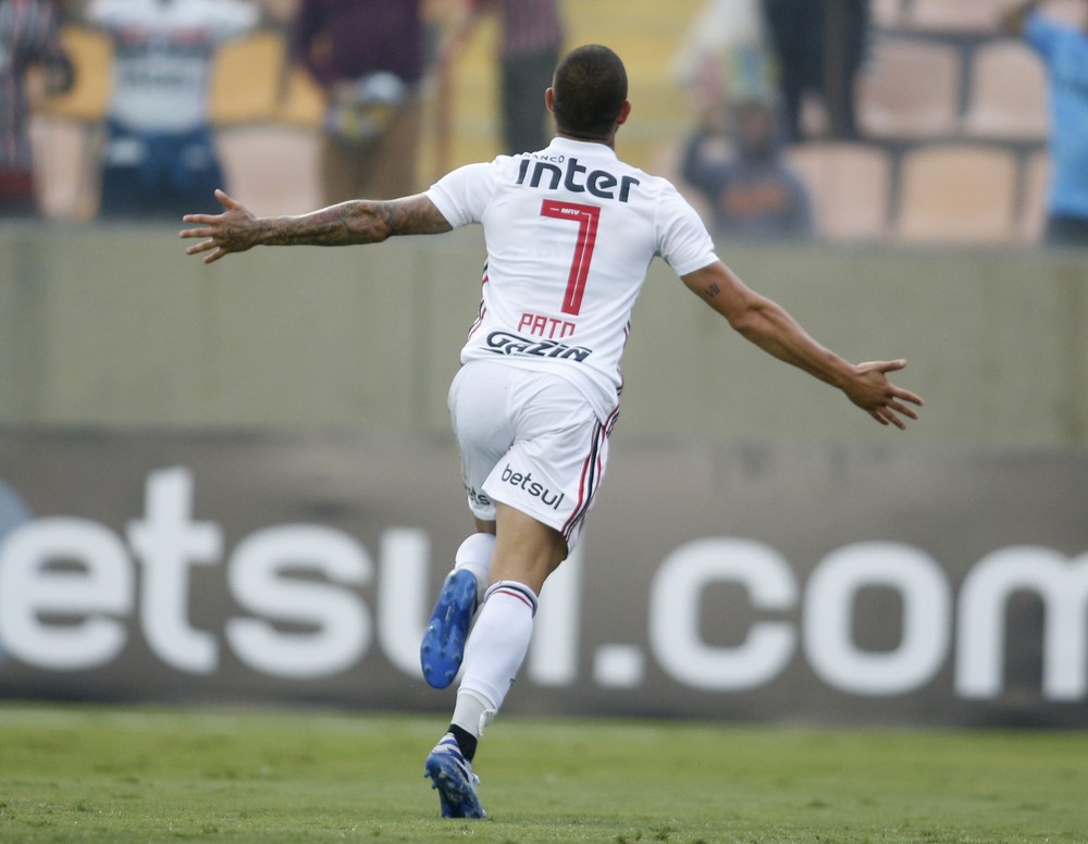 Pato faz dois gols em goleada do São Paulo e brinca: 