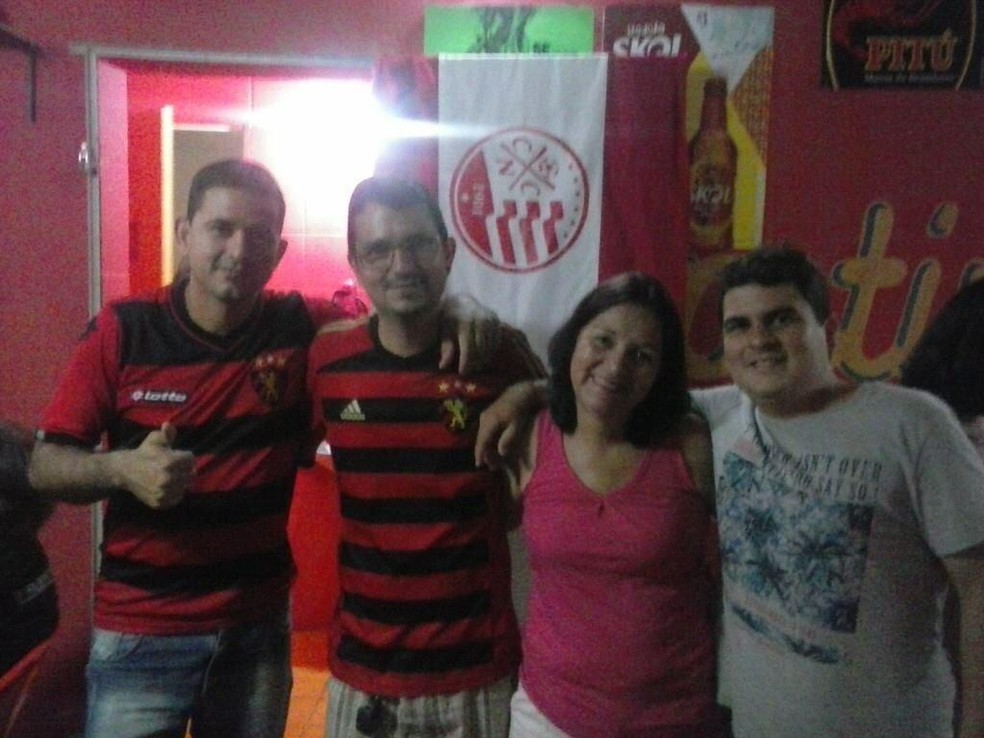 Rodrigo, dando sinal de positivo, e sua inseparÃ¡vel vestimenta do Sport â Foto: Arquivo pessoal