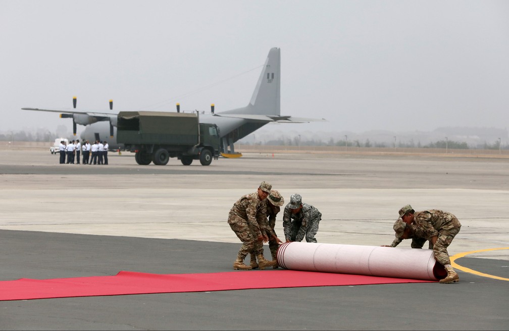 Soldados preparam tapete vermelho para a chegada das autoridades ao arporto de Lima (Foto: Reuters/Guadalupe Pardo)