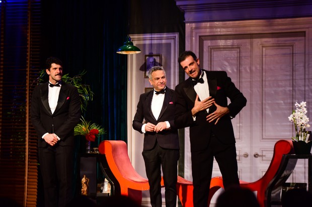 Guilherme Chelucci, Darson Ribeiro e Olivetti Herrera em cena da peça Eles no Divã (Foto: Leo Franco/AgNews)