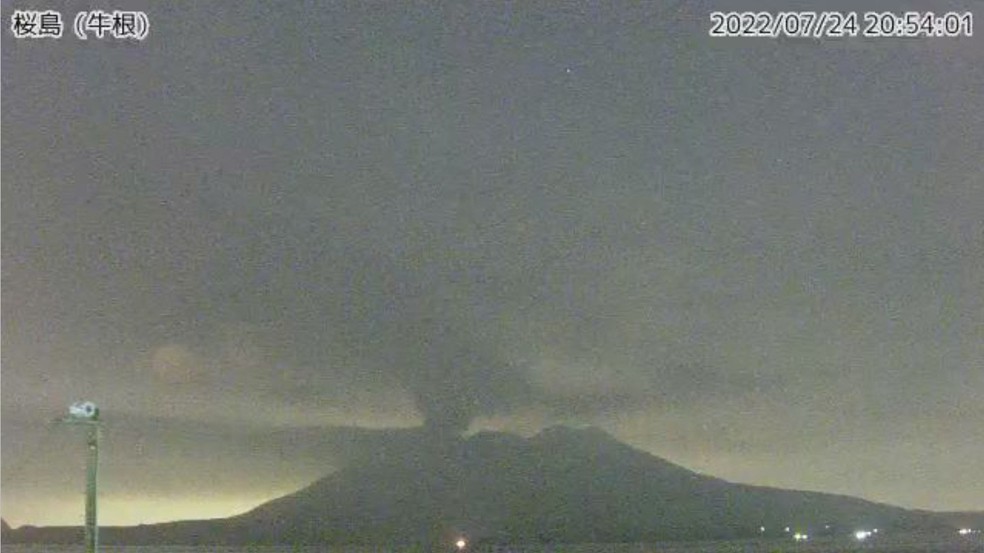 Imagem de vídeo da câmera da Agência Meteorológica do Japão mostra a erupção do Sakurajima em Kumamoto, oeste do Japão, neste domingo — Foto: Japan Meteorological Agency/Reuters