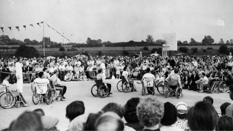A equipe de basquete dos EUA marca contra a Holanda nos Jogos Internacionais de Stoke Mandeville em 30 de julho de 1955 (Foto: FRED RAMAGE/KEYSTONE/HULTON ARCHIVE/GETTY IMAGES via BBC)