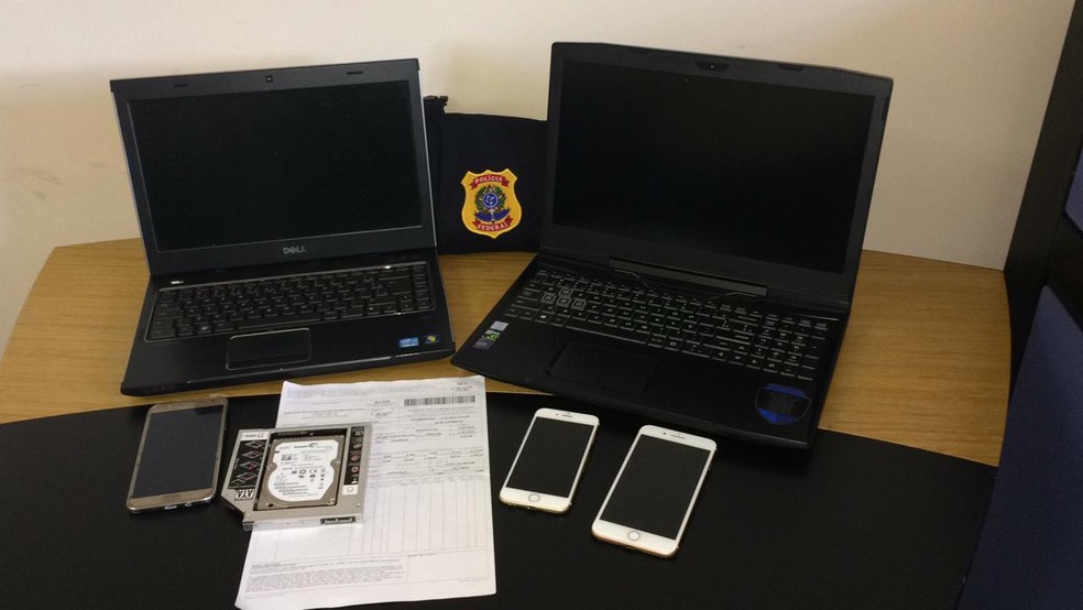 Computadores e celulares apreendidos pela polícia — Foto: PF/Divulgação