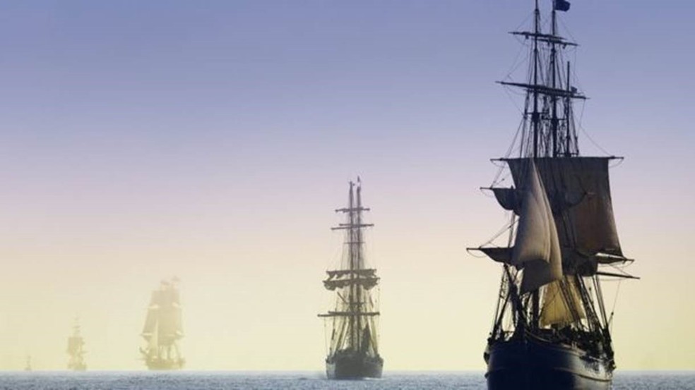 Quando os barcos navegam ao horizonte, a última coisa a desaparecer é o mastro (Foto: GETTY IMAGES)