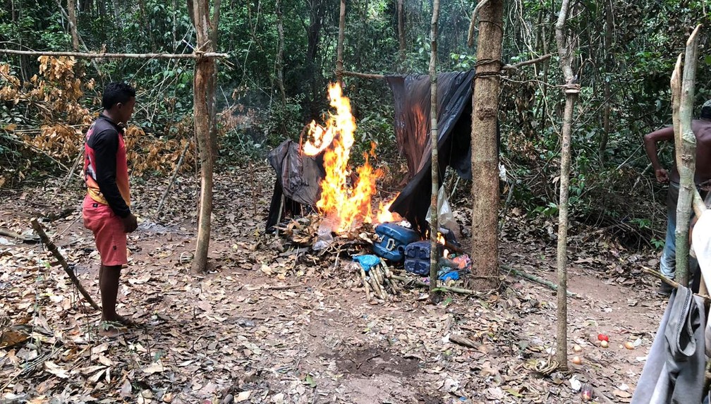 Índios destruíram a tenda improvisada usada pelos madeireiros na reserva Arariboia, no Maranhão — Foto: Mídia Índia