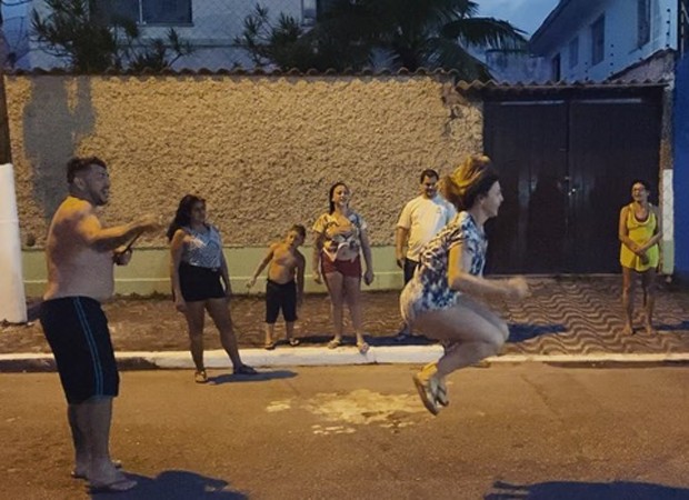 Sheila Mello pula corda na rua (Foto: Reprodução Instagram)