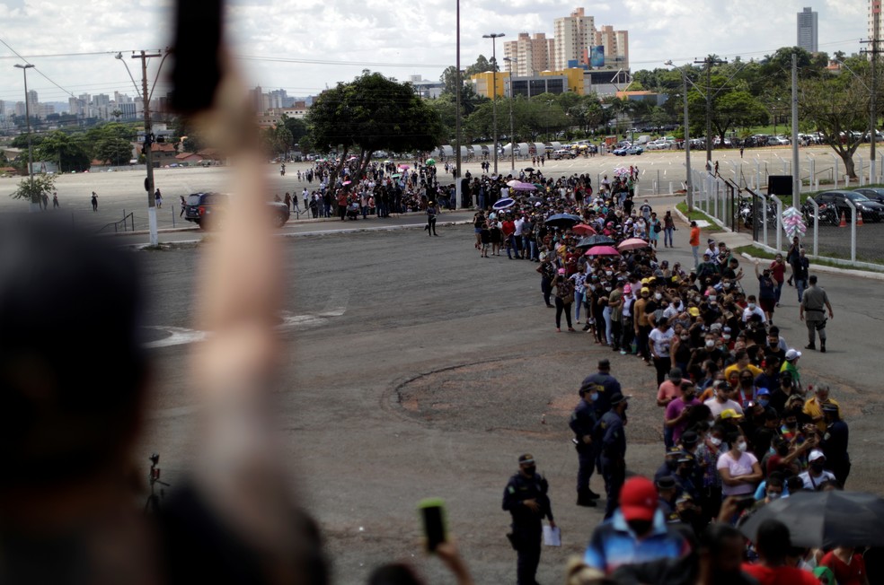 Velório de Marília Mendonça foi marcado por longas filas. — Foto: REUTERS/Ueslei Marcelino