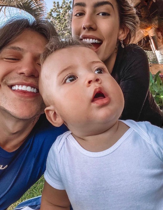 Gabi Brandt e Saulo Poncio com o filho Davi (Foto: Reprodução/Instagram)