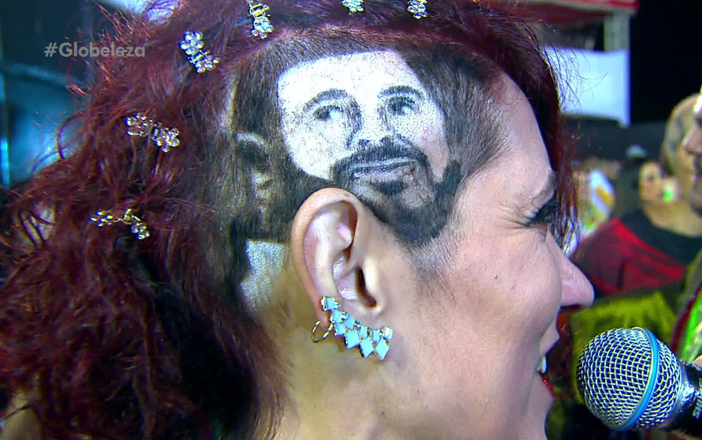 Intérprete da X-9 Paulistana desenhou a imagem de Arlindo Cruz no cabelo — Foto: TV Globo/Reprodução