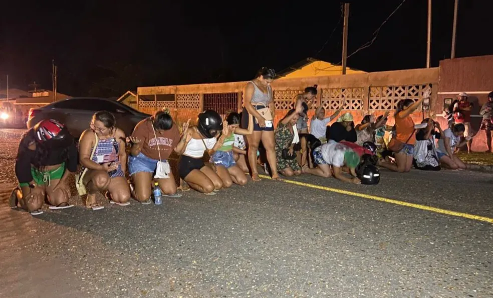 Familiares de presos se concentraram em frente à unidade prisional de Cruzeiro do Sul nessa segunda (2)  — Foto: Bruno Vinícius/Rede Amazônica