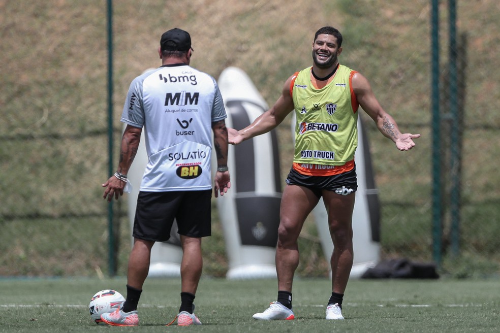 Turco Mohamed e Hulk em treino do Atlético-MG — Foto: Pedro Souza/Atlético