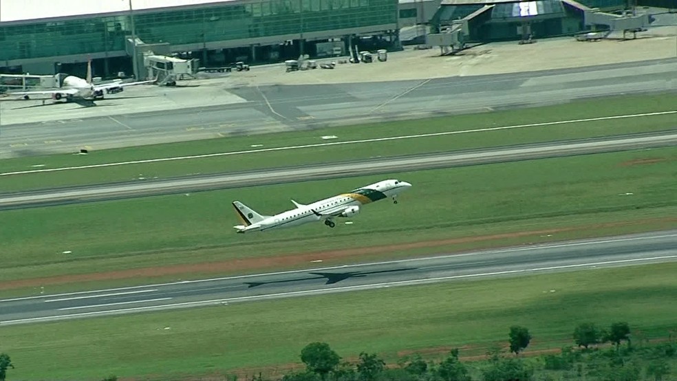 Avião da FAB que buscará brasileiros na China decola do aeroporto de Brasília — Foto: Reprodução GloboNews