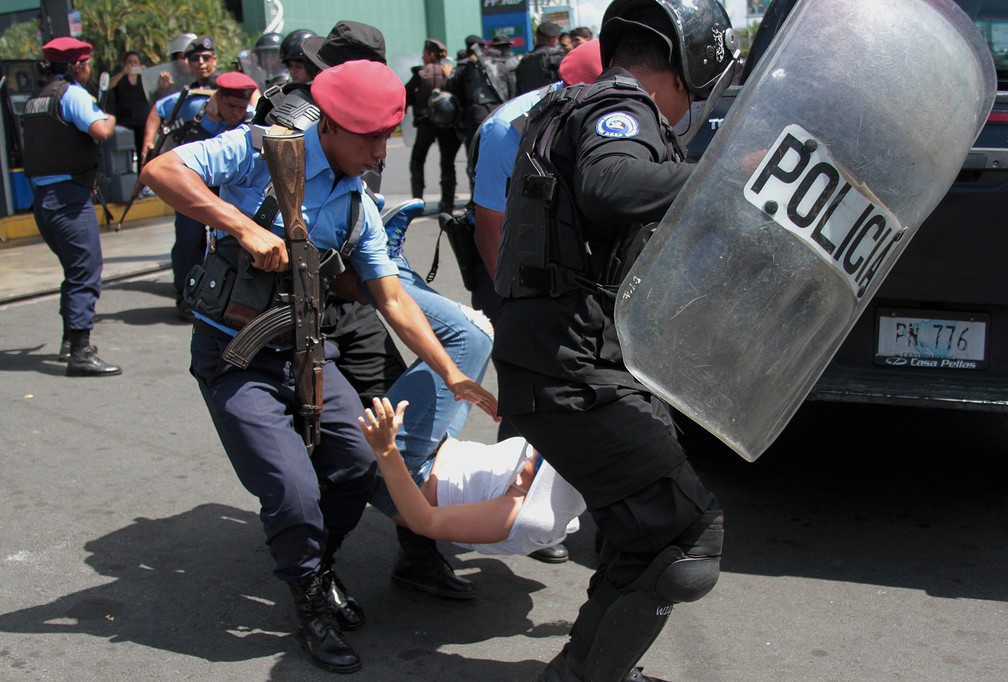 Polícia da Nicarágua reprime manifestantes durante protesto contra governo de Daniel Ortega — Foto: Maynor Valenzuela/AFP