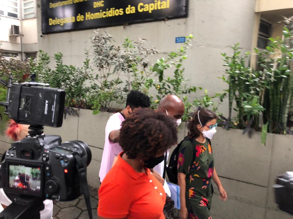 Pai e mãe de Kathlen chegaram por volta das 10h na Divisão de Homicídios da Capital — Foto: Henrique Coelho / G1